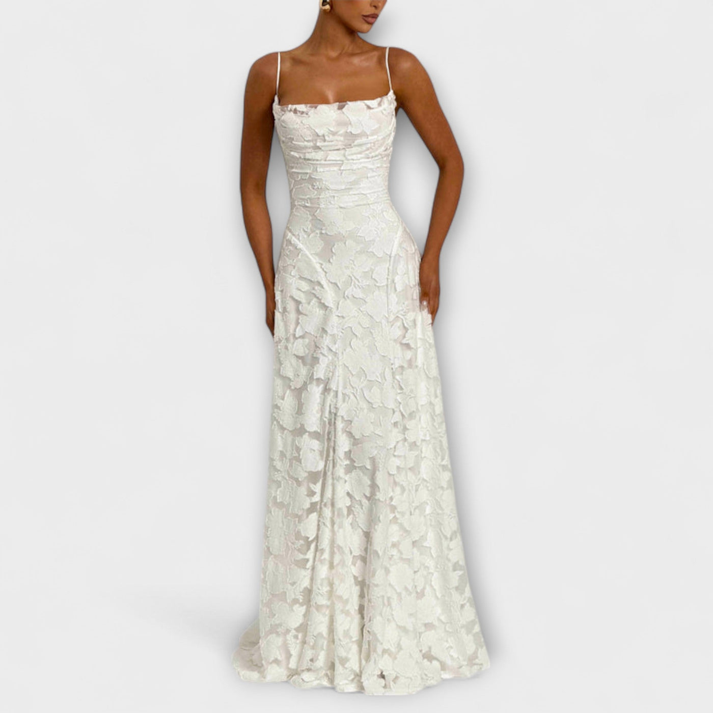 Elegancka koronkowa sukienka maxi w kwiaty