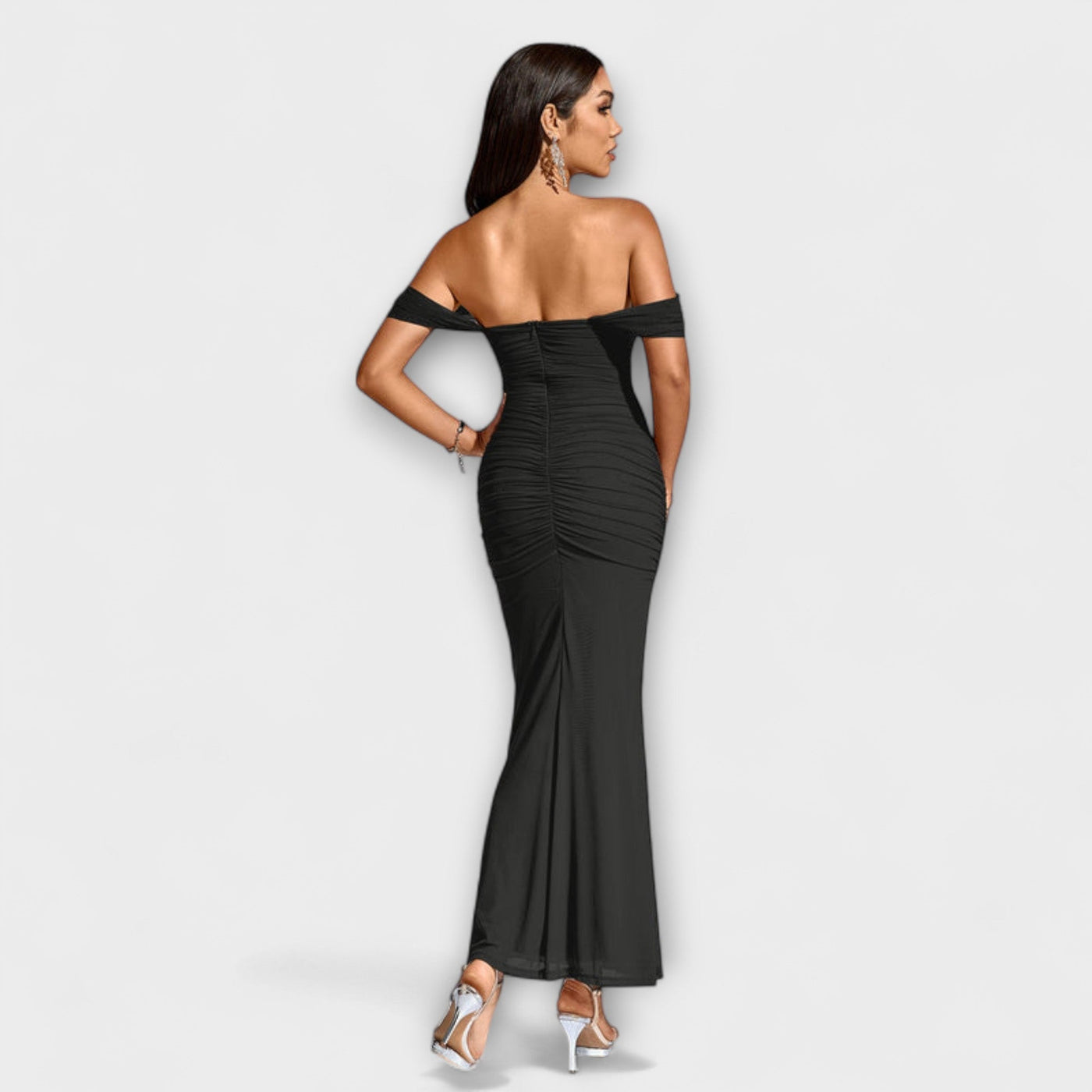 Sukienka bodycon z marszczeniami na ramionach