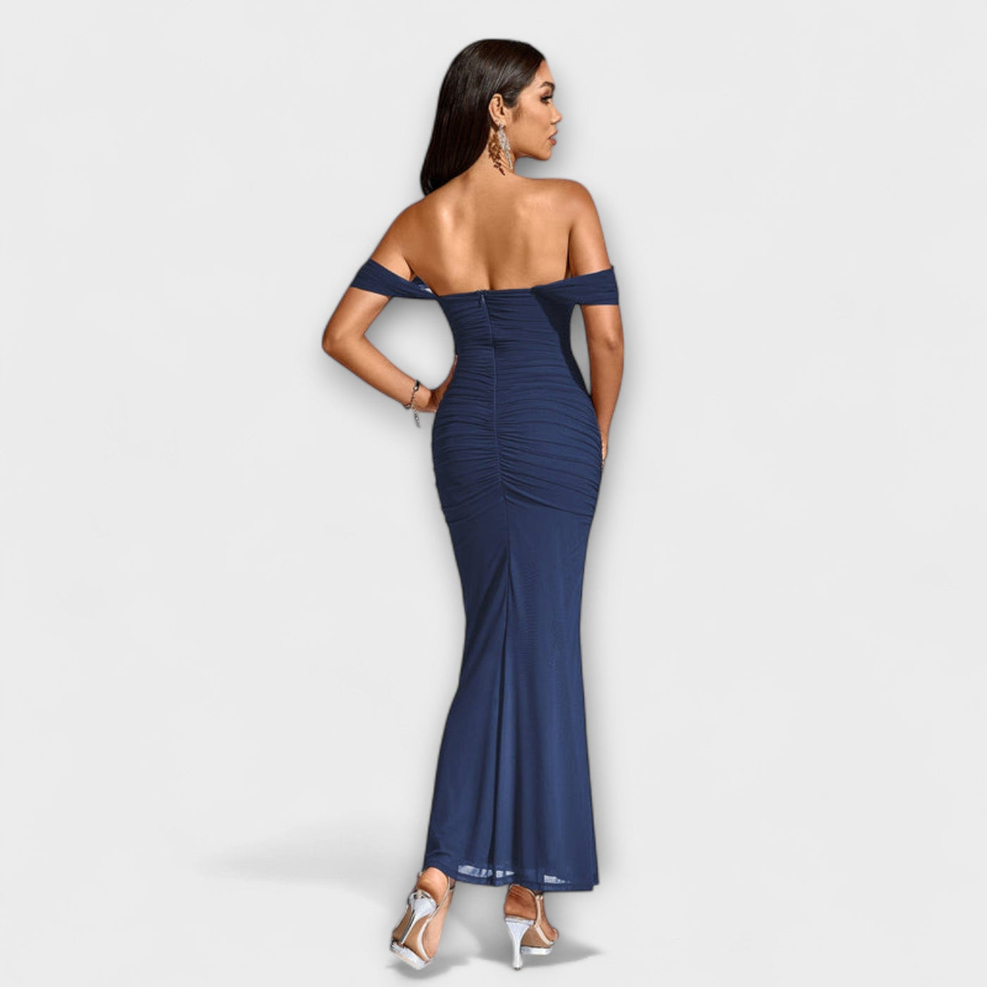 Sukienka bodycon z marszczeniami na ramionach