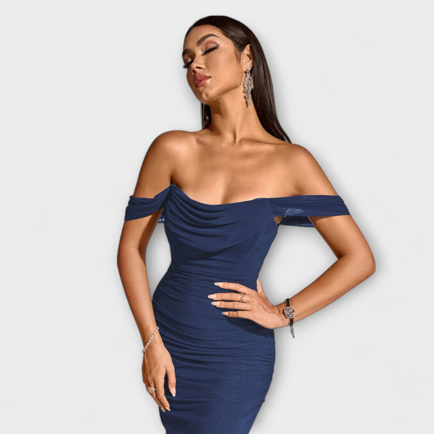 Sukienka bodycon z marszczeniami na ramionach