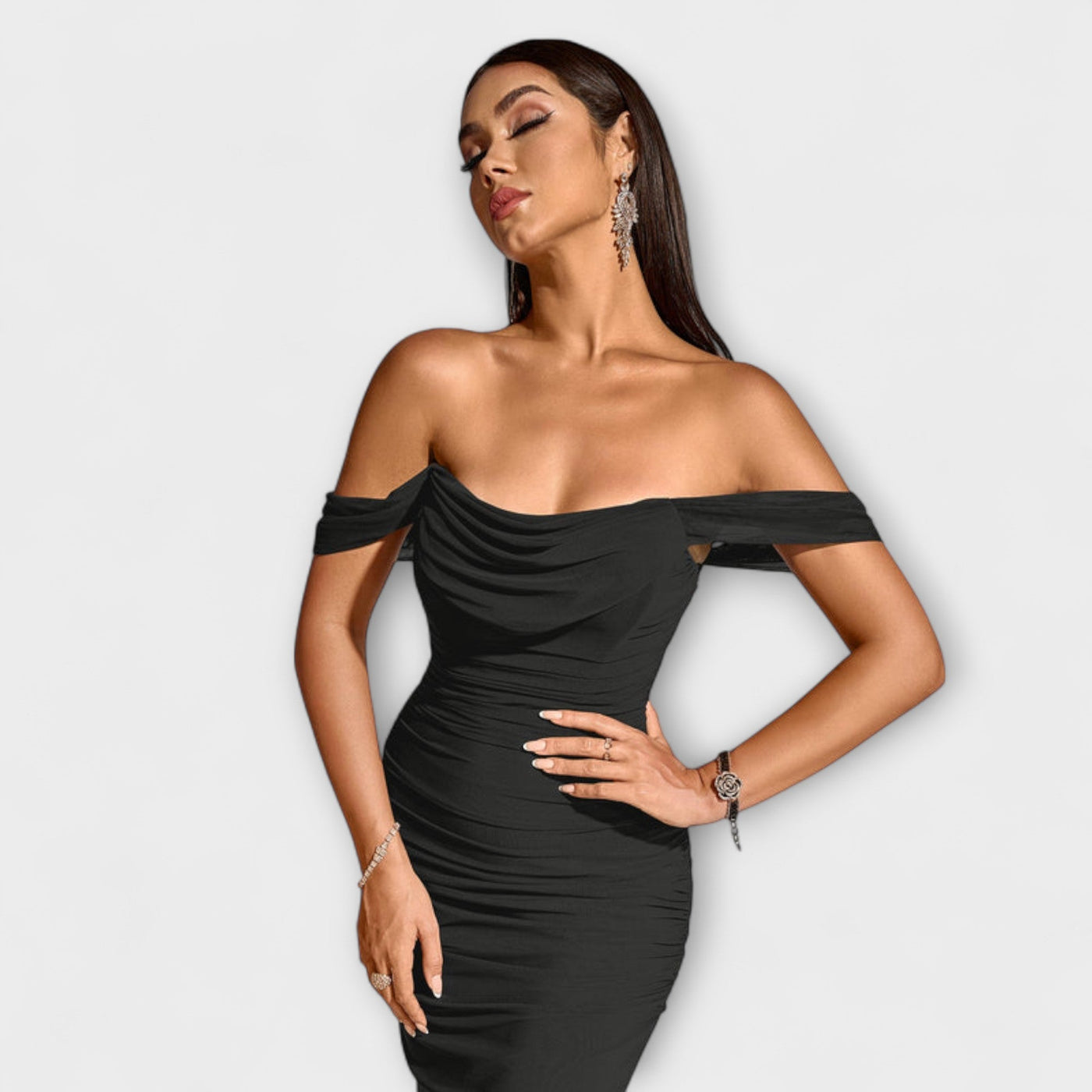 Sukienka bodycon z marszczeniami na ramionach