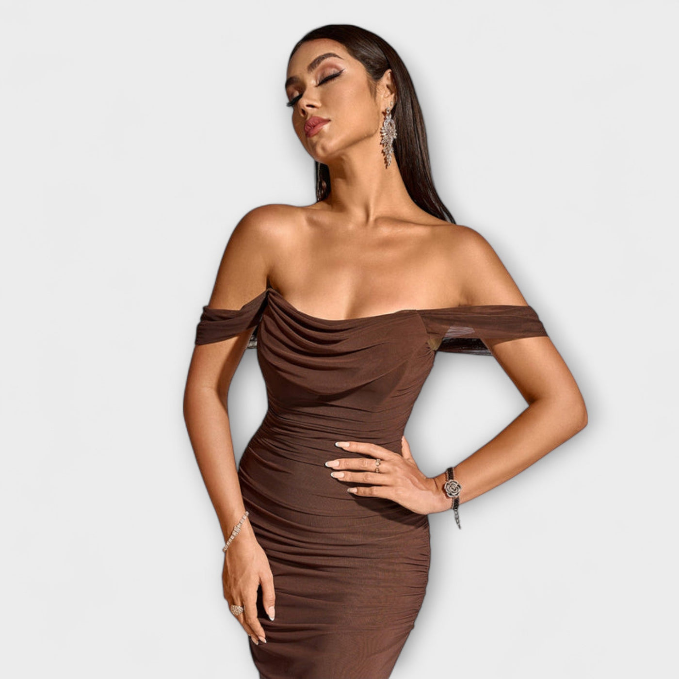 Sukienka bodycon z marszczeniami na ramionach