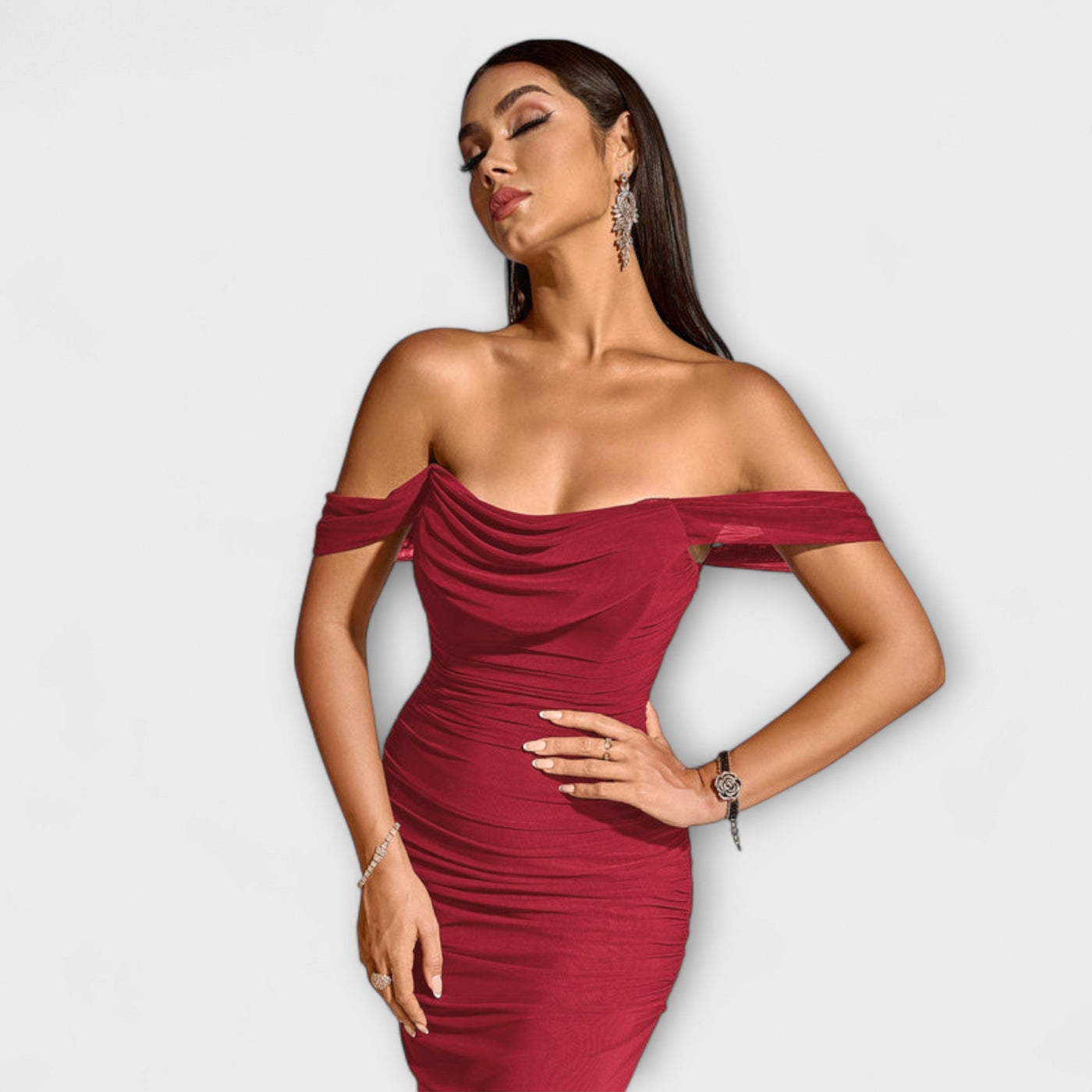 Sukienka bodycon z marszczeniami na ramionach