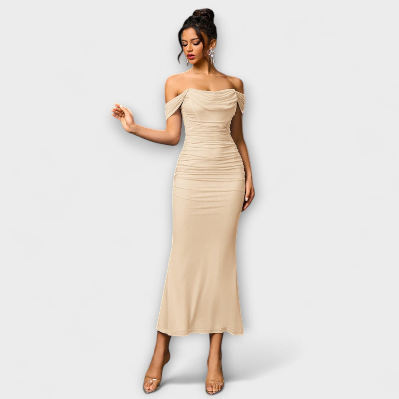Sukienka bodycon z marszczeniami na ramionach
