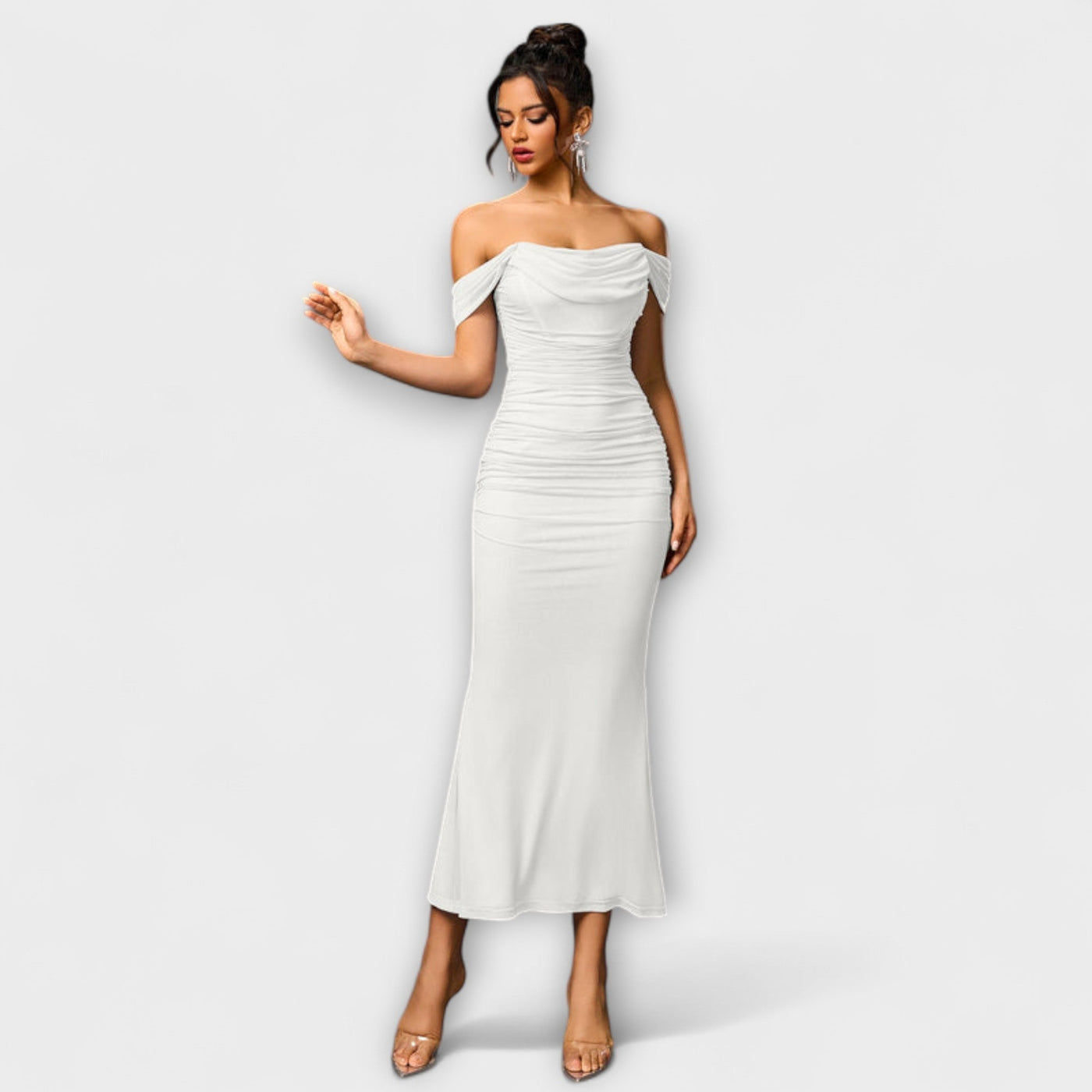 Sukienka bodycon z marszczeniami na ramionach