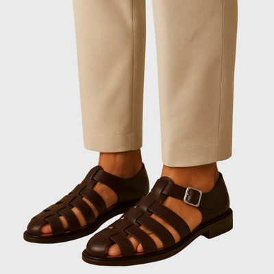 Zamknięte sandały z elegancką klamrą